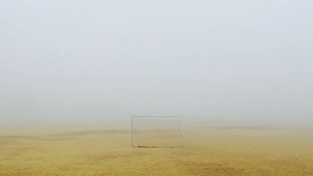 Campo de futebol vazio como apoio visual para pausas e uso responsável